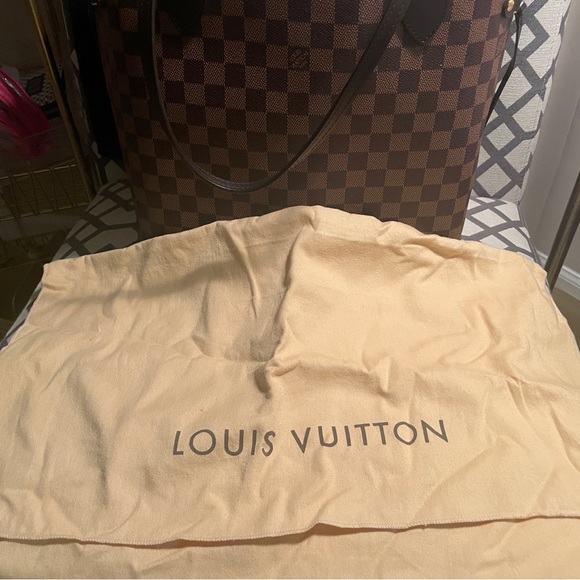 Louis Vuitton - Picture 1 of 16